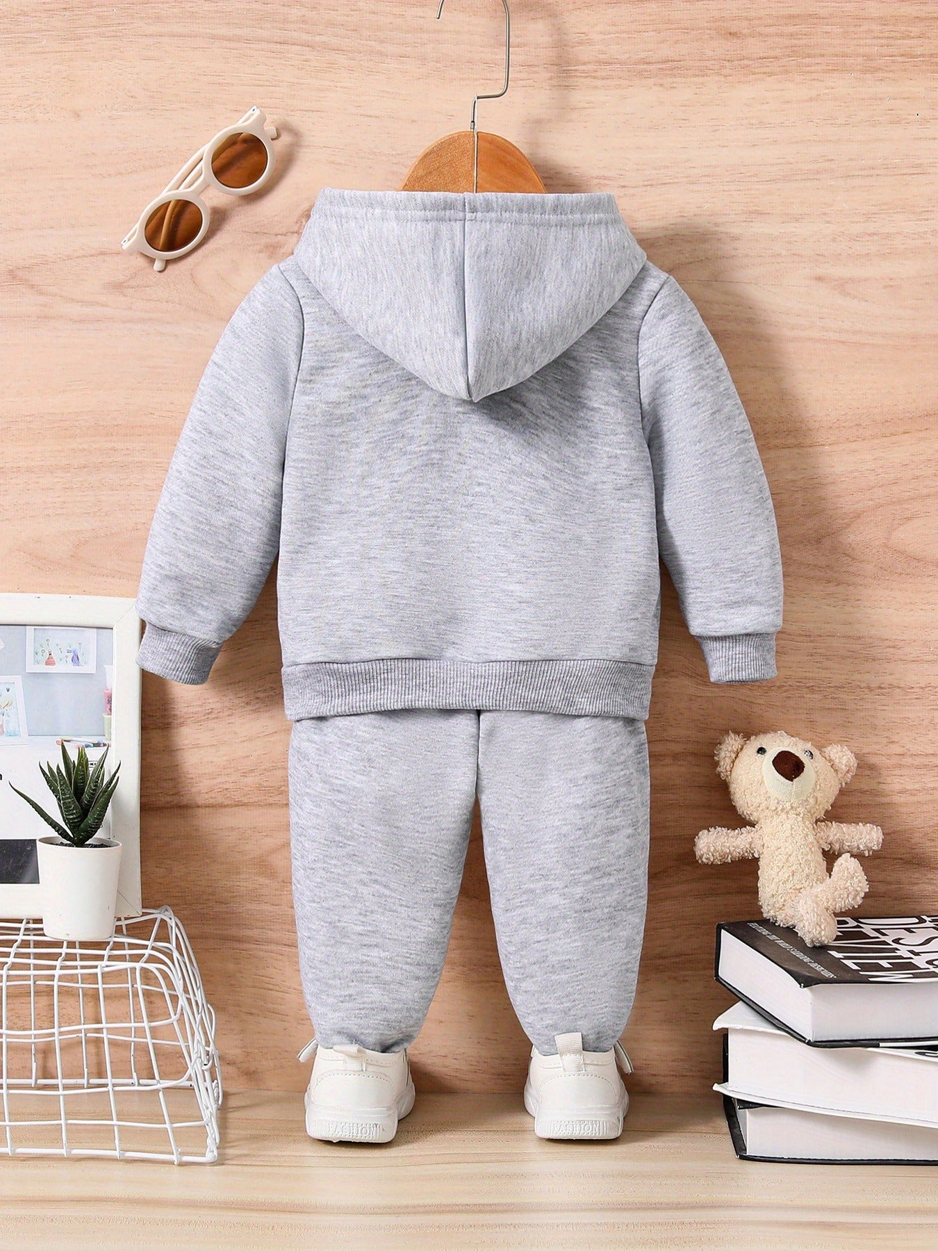 1set Girls' Casual Polyester Sweatshirt and Pants Set with Butterfly Applique, Knit Hoodie and Long Pants Outfit for Spring/Autumn, for Outdoor