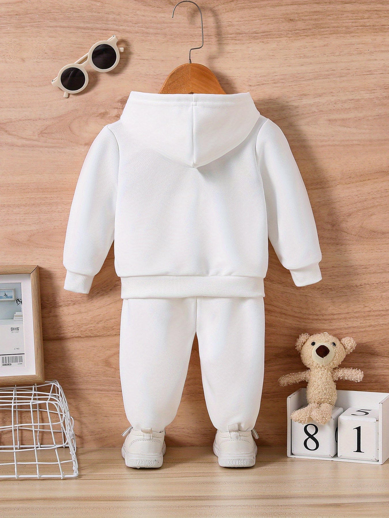 1set Girls' Casual Polyester Sweatshirt and Pants Set with Butterfly Applique, Knit Hoodie and Long Pants Outfit for Spring/Autumn, for Outdoor