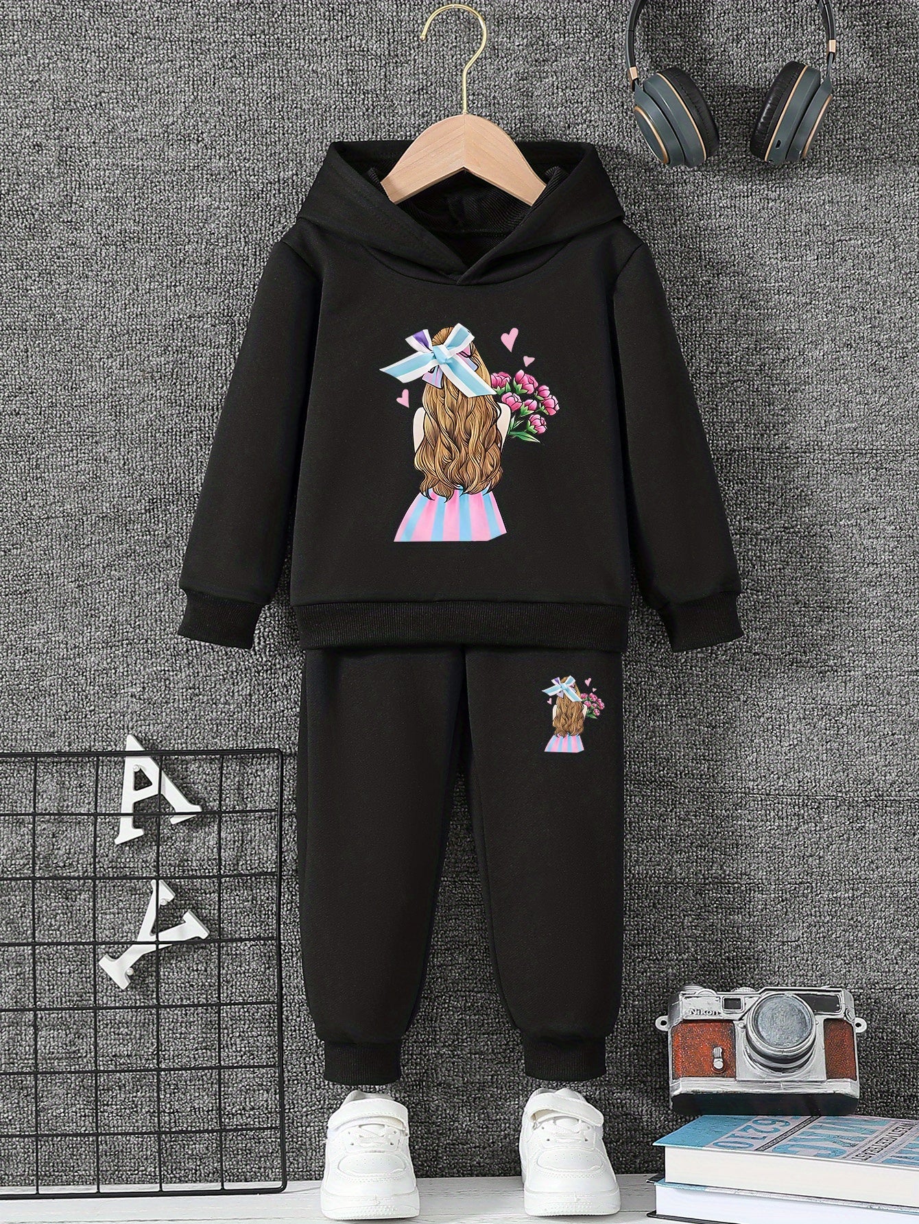 Girls' Casual Hooded Sweater and Sweatpants Set, Polyester Fashion Tracksuit with Girl Print, Comfortable Sporting Outfit for Fall/Winter, Age 12 and Under, for Outdoor